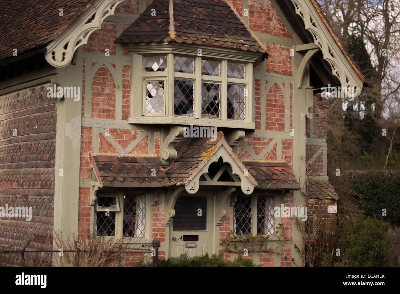 Cottage with fence hi-res stock photography and images - Alamy