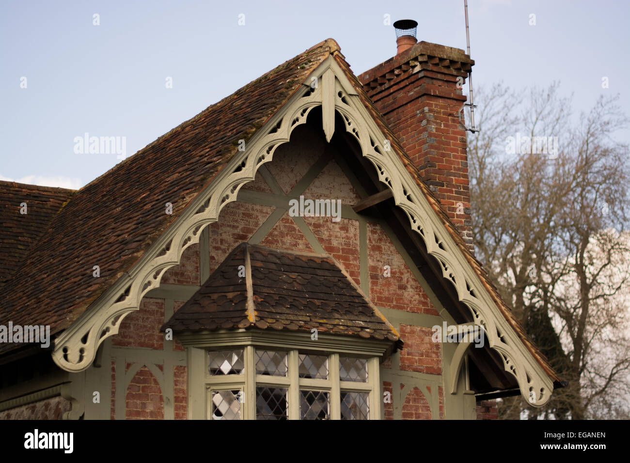 Cottage with fence hi-res stock photography and images - Alamy