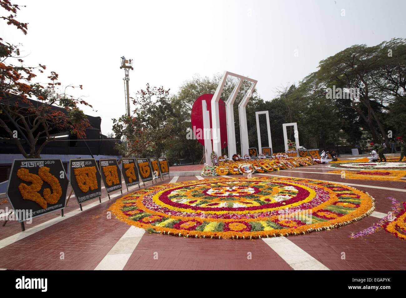 Dhaka, Bangladesh. 21th February 2015. . The martyr’s monument Central Shaheed Minar is decorated with flowers as an homage by thousands of Bangladeshi people during the International Mother Language Day, in Dhaka. The gathering marks 60 years since police fired at thousands of protesters at a university in Bangladesh demanding that Bengali be declared the state language. The deaths marked the start of a nearly two-decades-long struggle for Bangladesh which ended in victory in the 1971 independence war with Pakistan . Stock Photo