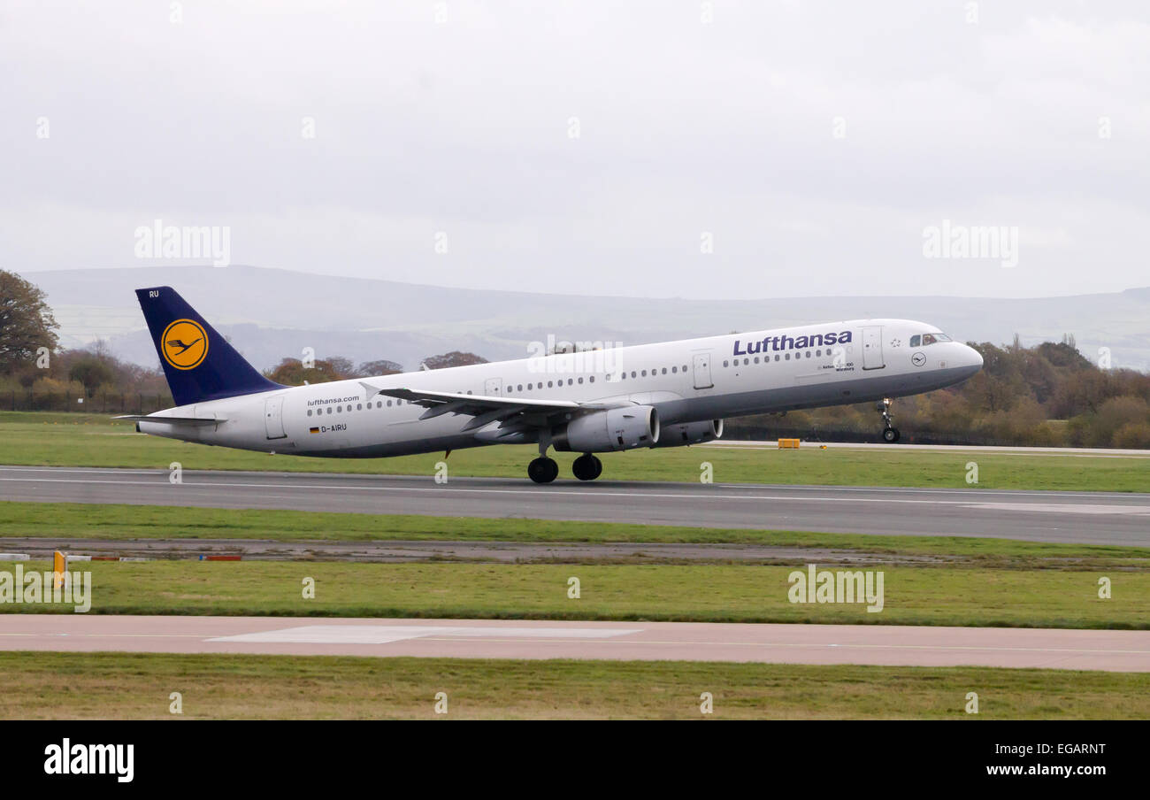 Lufthansa Airbus A321 (D-AIRU, 'Wurzburg') taking off from Manchester International Airport. Stock Photo