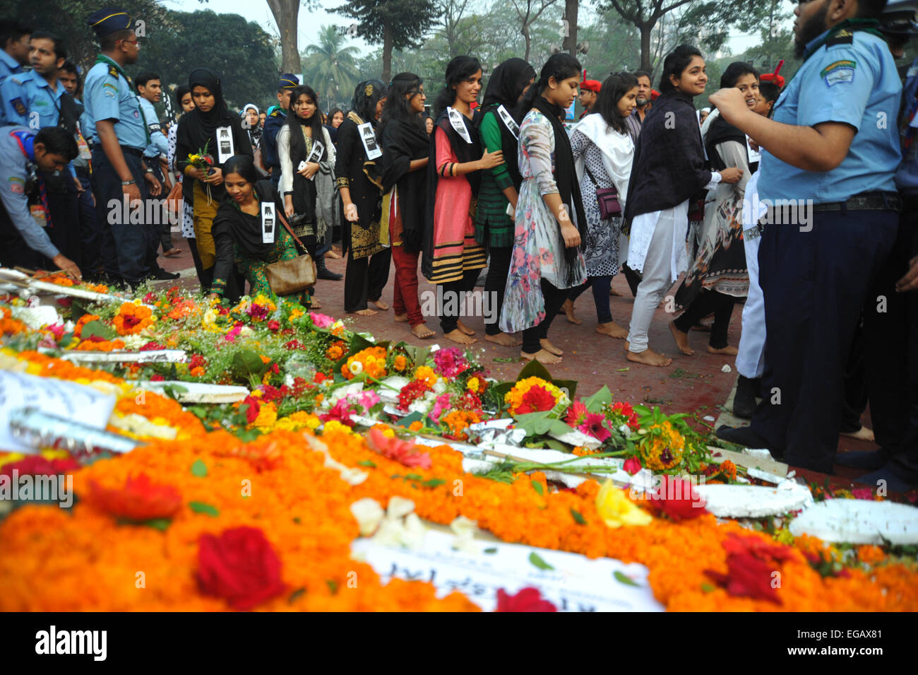 Dhaka, Bangladesh. 21st February, 2015. Visitors lay a wreath at the