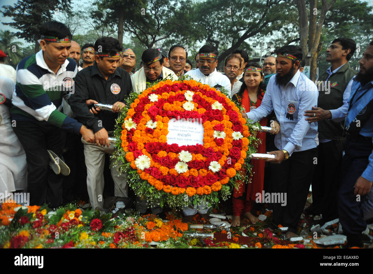 Dhaka, Bangladesh. 21st February, 2015. Visitors lay a wreath at the
