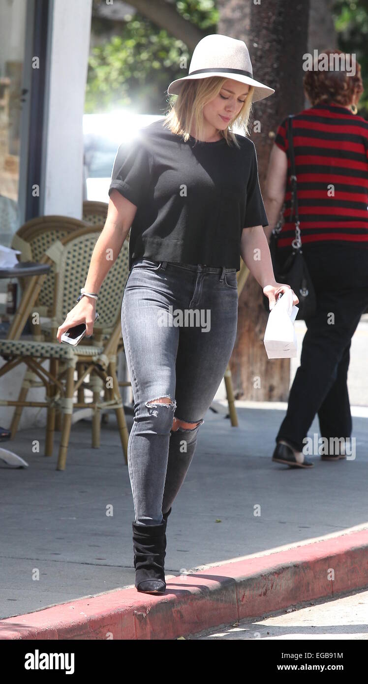 Hilary Duff, dressed casually in ripped jeans and a hat, leaving La  Conversation restaurant in Los Angeles Featuring: Hilary Duff Where: Los  Angeles, California, United States When: 19 Aug 2014 Stock Photo - Alamy