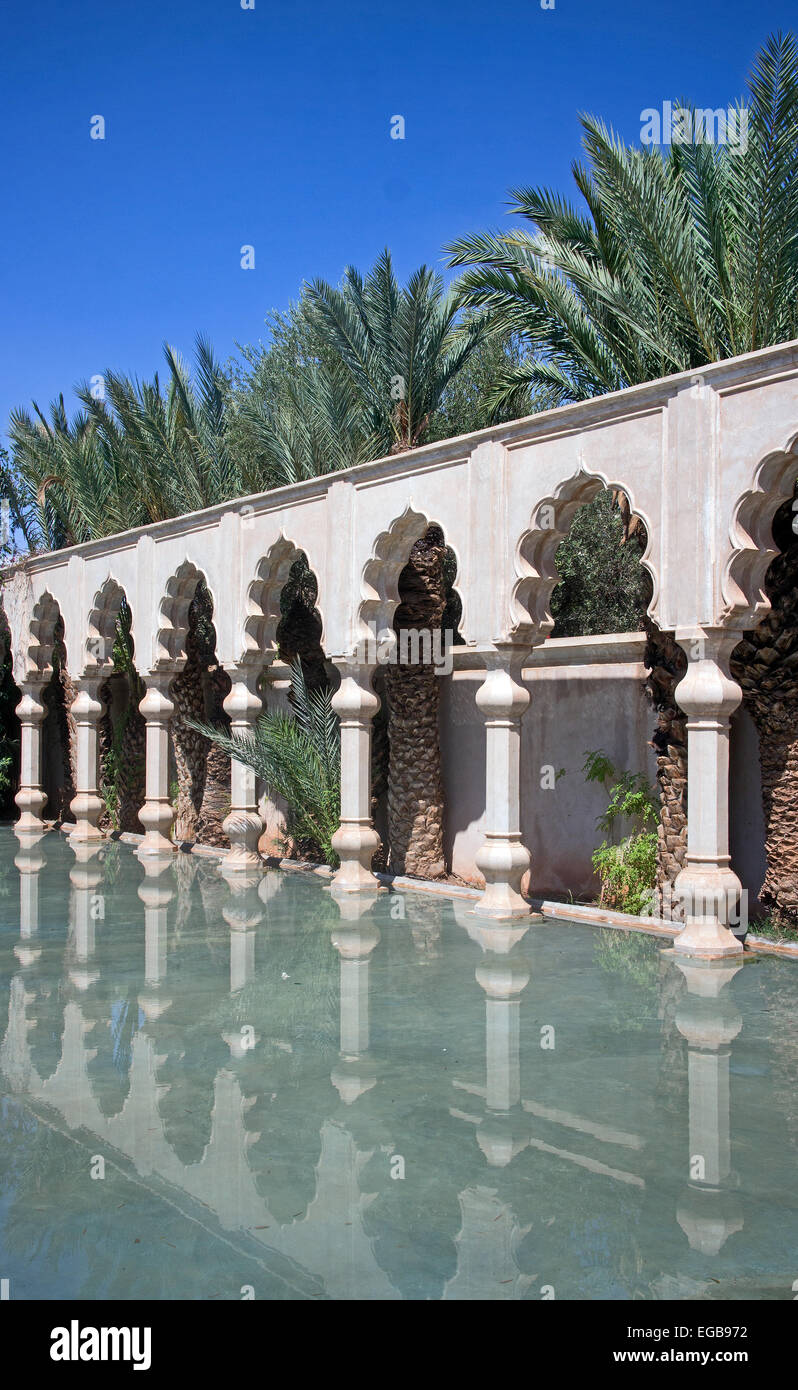 Beautiful garden entrance luxury home hi-res stock photography and ...