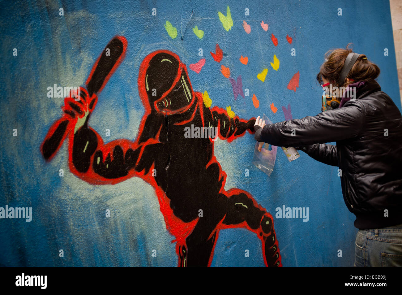 In the streets of El Raval neighborhood in Barcelona one draws a mural ...