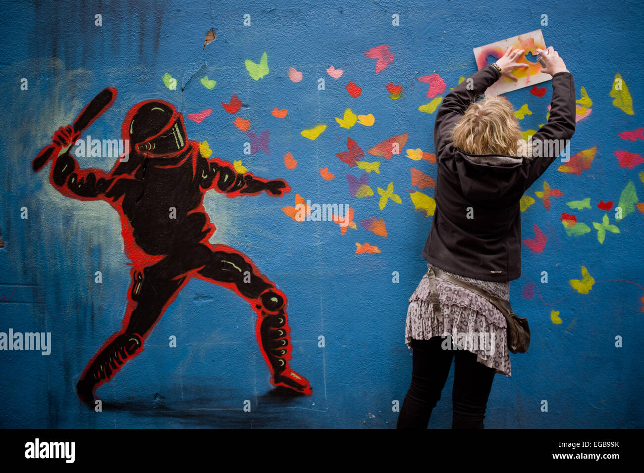 In the streets of El Raval neighborhood in Barcelona one draws a mural ...