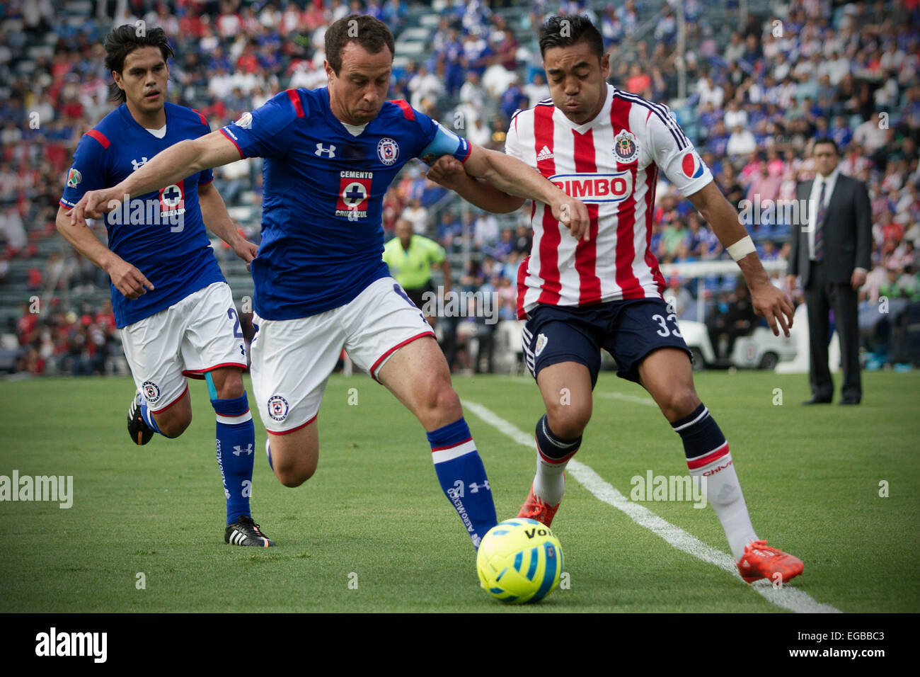 Mexico City, Mexico. 21st Feb, 2015. Cruz Azul's Gerardo Torrado (C) vies for the ball with Marco Fabian (R) of Chivas during the match of the 2015 Closing Tournament of MX League in the Azul Stadium in Mexico City, capital of Mexico, on Feb. 21, 2015. © Alejandro Ayala/Xinhua/Alamy Live News Stock Photo