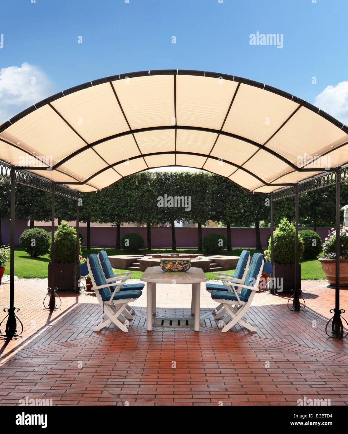 veranda with table and chairs Stock Photo Alamy