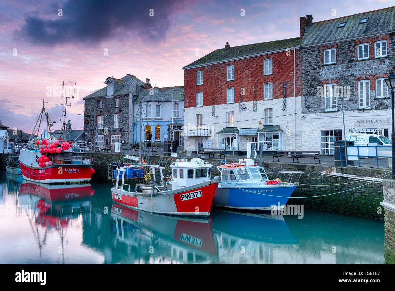 Padstow cornwall harbour boats hi-res stock photography and images - Alamy