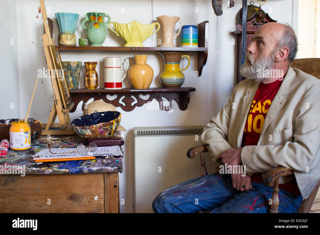 John Dashwood Artist painting in his studio at home in Great Yarmouth - Stock Image