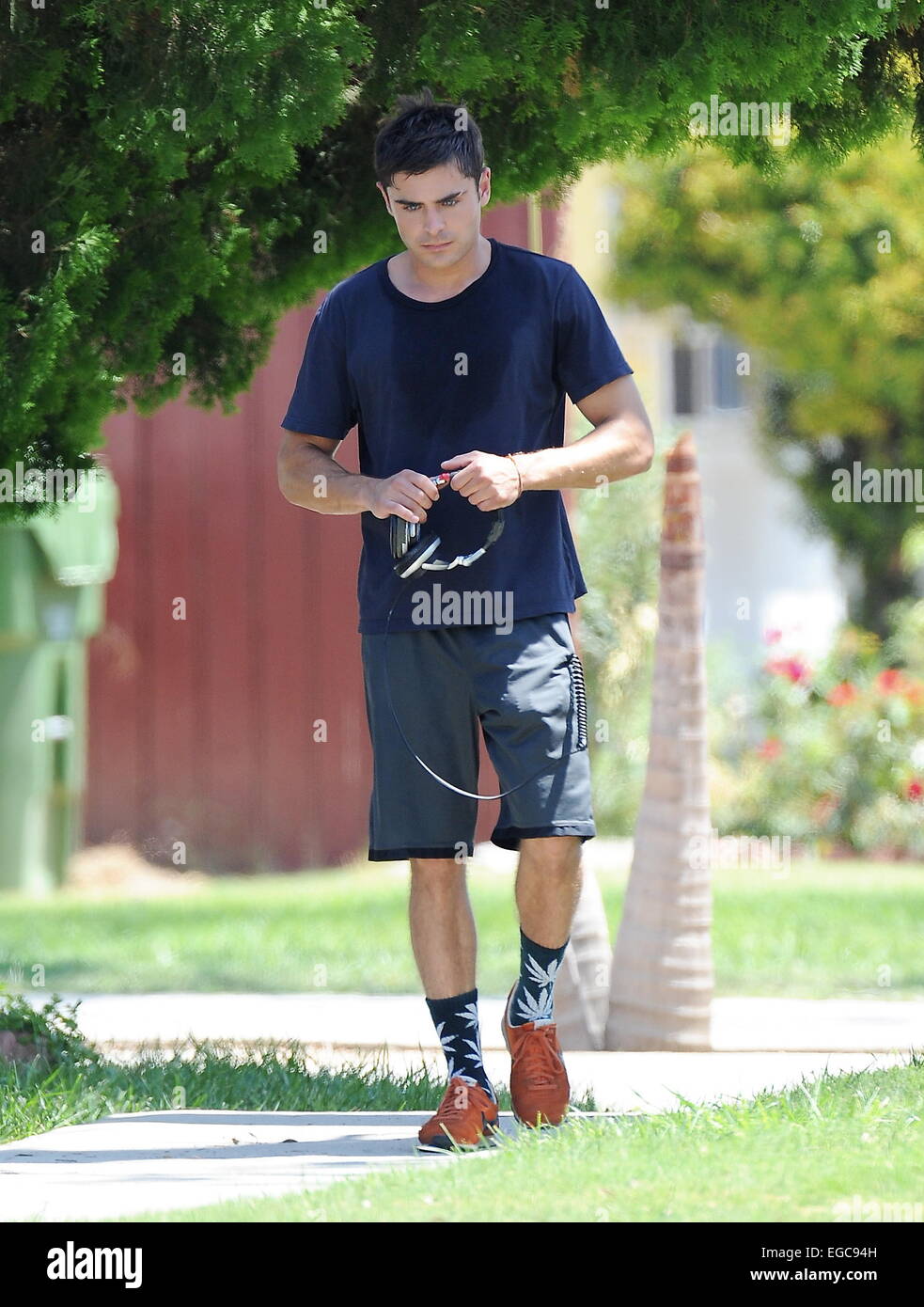 Zac Efron shows off his biceps as he continues filming for his new movie 'We Are Your Friends' in Northridge, California Featuring: Zac Efron Where: Northridge, California, United States When: 20 Aug 2014 Stock Photo