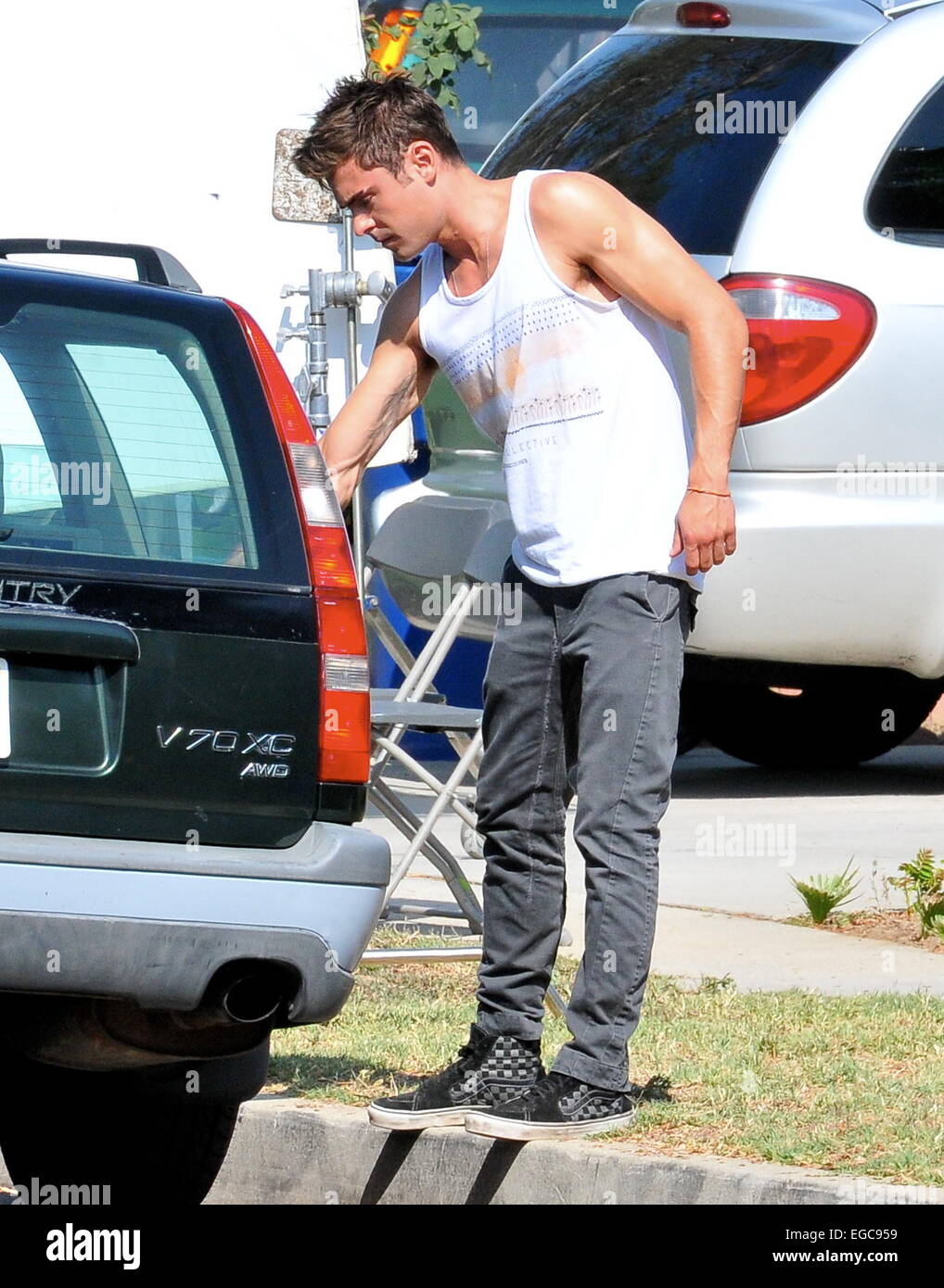 Zac Efron shows off his biceps as he continues filming for his new movie 'We Are Your Friends' in Northridge, California Featuring: Zac Efron Where: Northridge, California, United States When: 20 Aug 2014 Stock Photo