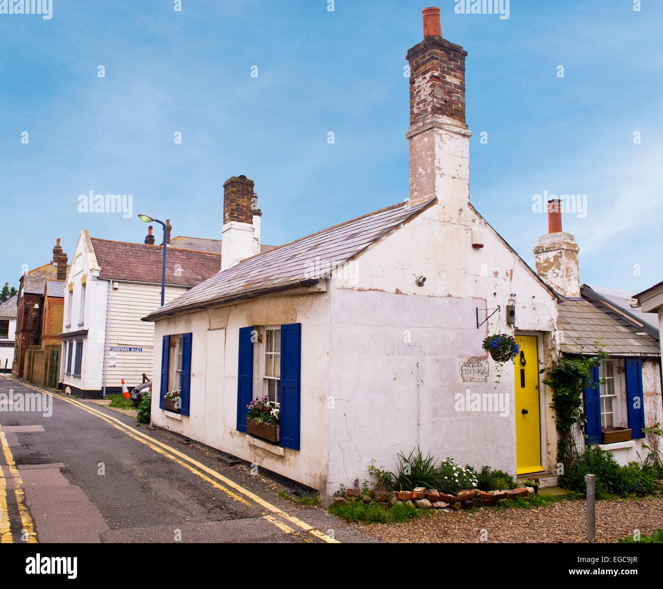 ocean cottage sea wall whitstable Stock Photo Alamy