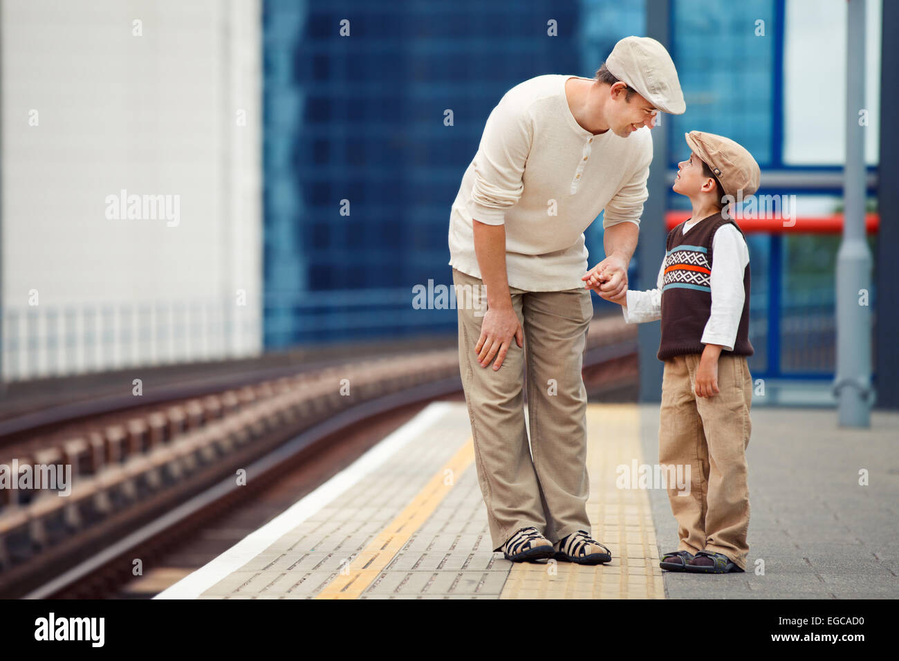 Поезд папа мама. Мальчик на перроне. Дети на перроне с родителями. Отец и сын на вокзале. Отец и сын в одной профессии.