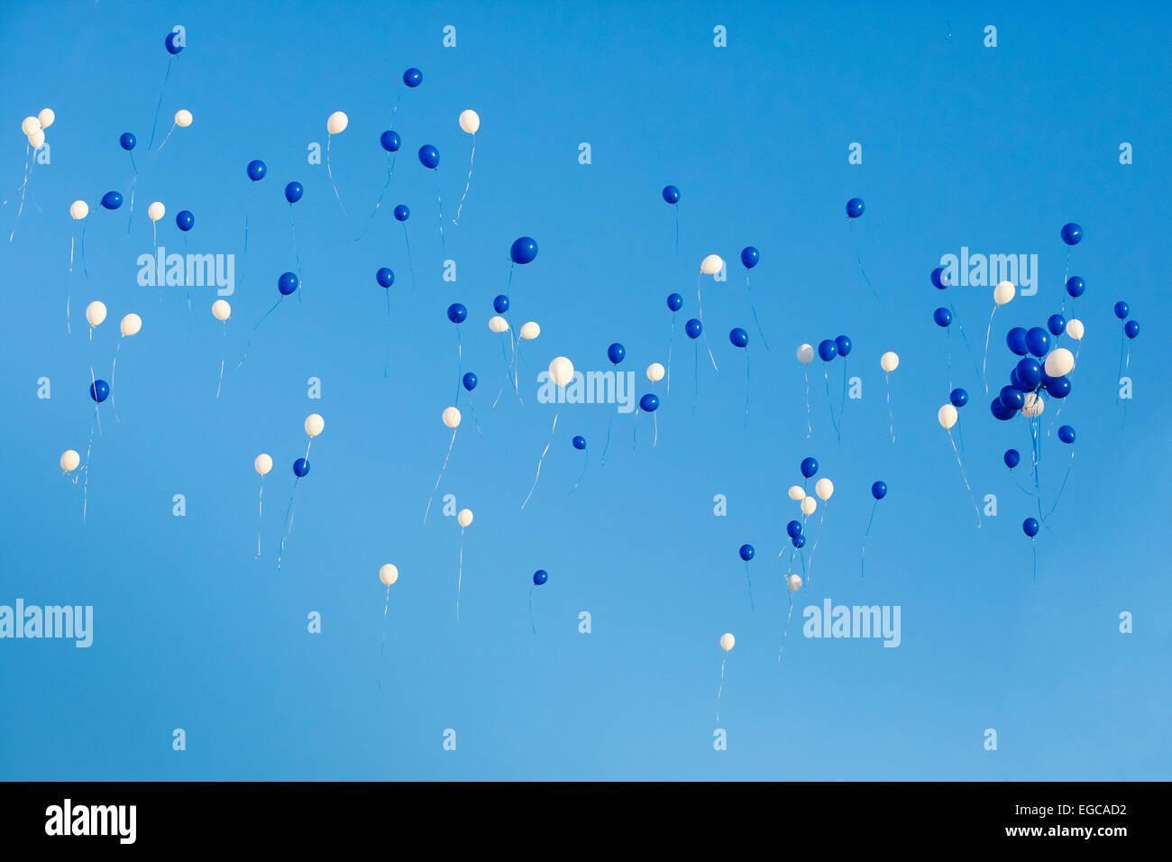 Avião De Brinquedo No Céu. Jogo Ao Ar Livre Imagem de Stock - Imagem de  curso, mosca: 189672239