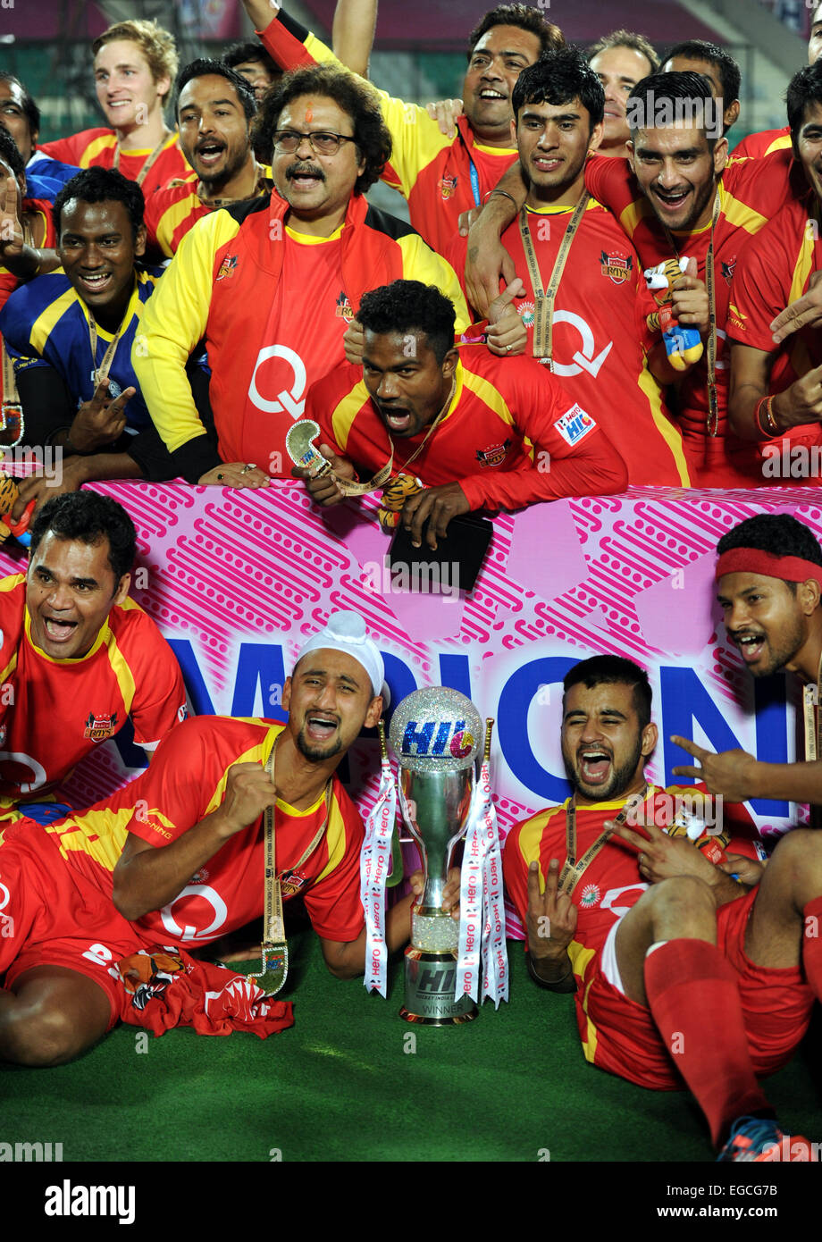New Delhi, India. 22nd Feb, 2015. Players of Ranchi Rays pose for photos with the trophy after winning the final match of the Hockey India League 2015 against Punjab Warriors at the Major Dhyan Chand National Stadium in New Delhi, India, Feb. 22, 2015. Ranchi Rays defeated Punjab Warriors in the tie-breaker to clinch the title. © Partha Sarkar/Xinhua/Alamy Live News Stock Photo