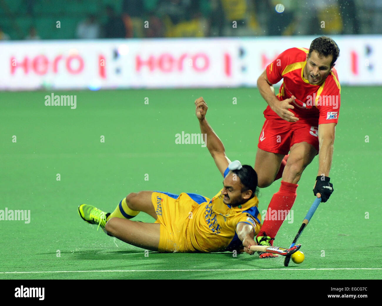 New Delhi, India. 22nd Feb, 2015. Austin Smith (R) of Ranchi Rays dribbles past G. Singh of Punjab Warriors during the final match of the Hockey India League 2015 at the Major Dhyan Chand National Stadium in New Delhi, India, Feb. 22, 2015. Ranchi Rays defeated Punjab Warriors in the tie-breaker to clinch the title. © Partha Sarkar/Xinhua/Alamy Live News Stock Photo