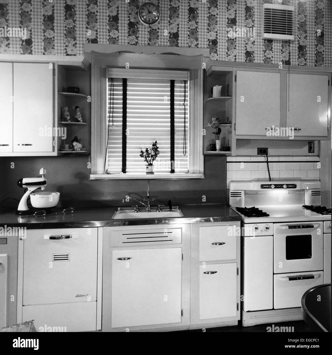 1950s MODERN KITCHEN INTERIOR SINK AND STOVE Stock Photo
