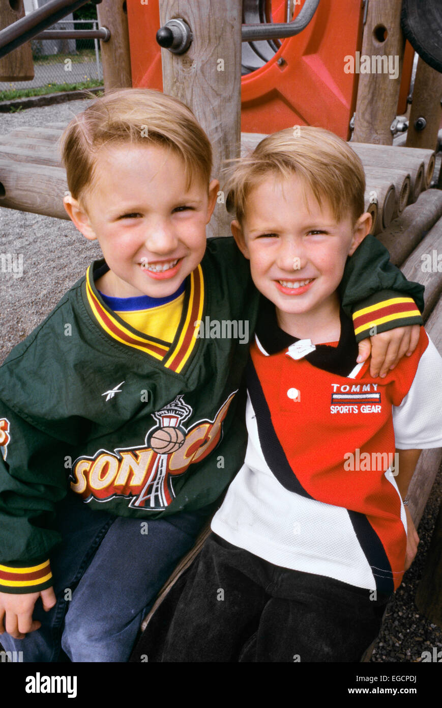Blond twin boys hi-res stock photography and images - Alamy