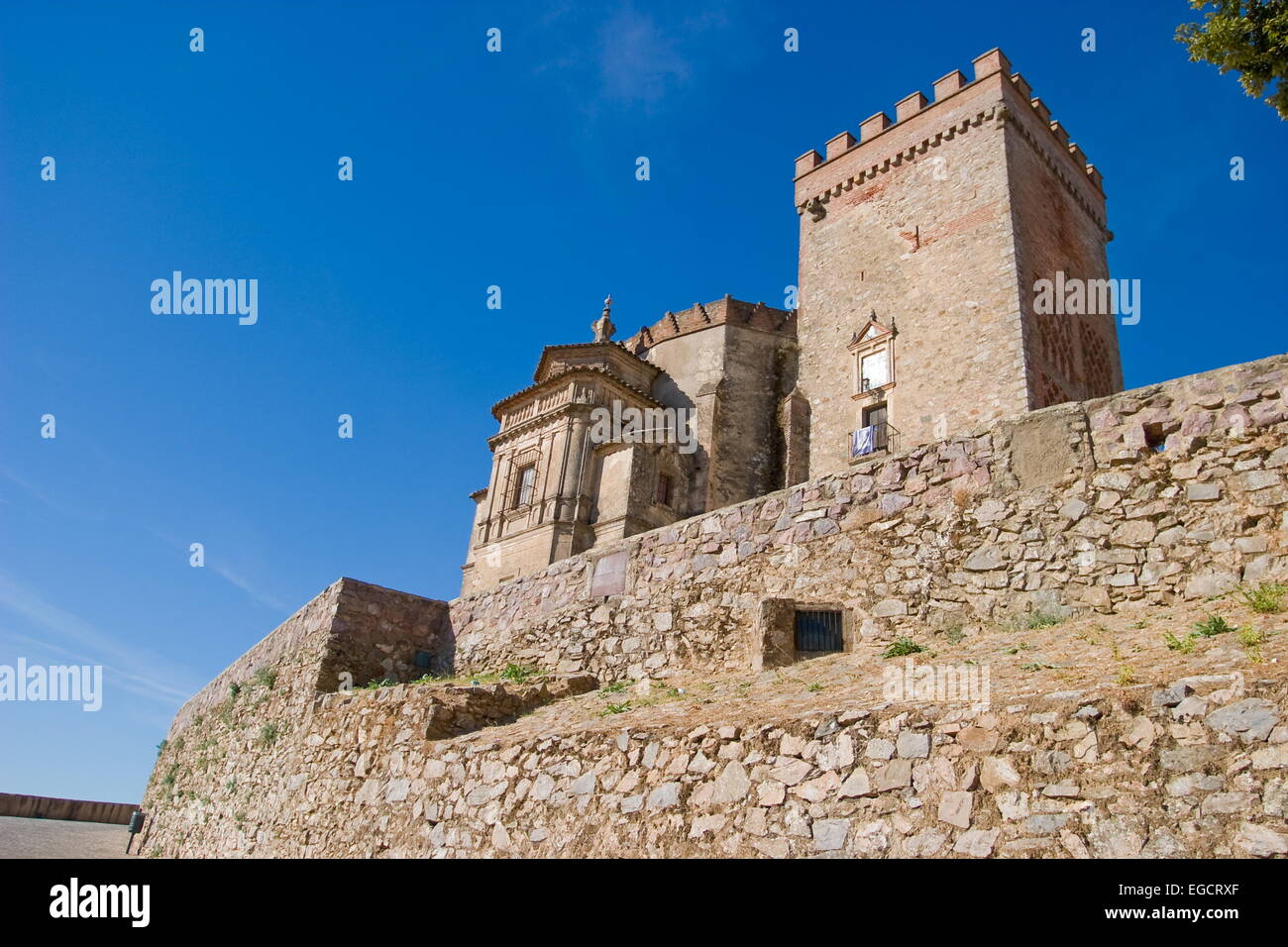 Castillo que encumbra la ciudad de Aracena, situada en la sierra del mismo nombre. / Castle that raise Aracena's city, placed in the mountain range of the same name. Stock Photo