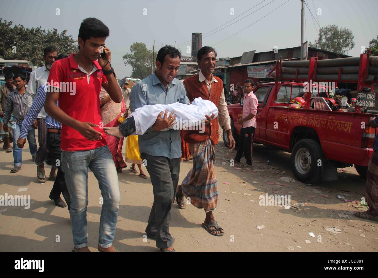 Relatives of boat tragedy victim mourn upon seeing their love ones. Local administration called off rescue operations as death toll in Sunday's launch capsize in the Padma river touched 70 with the recovery of 24 more bodies on Monday. © Mohammad Asad/Pacific Press/Alamy Live News Stock Photo