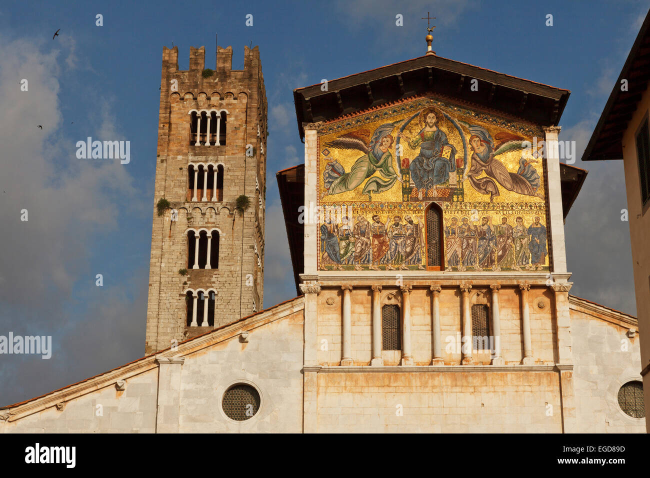 Monumantal golden mosaic of Christ with apostles and angels, Basilica di San Frediano, romanesque church, historic centre of  Lucca, UNESCO World Heritage Site, Lucca, Tuscany, Italy, Europe Stock Photo