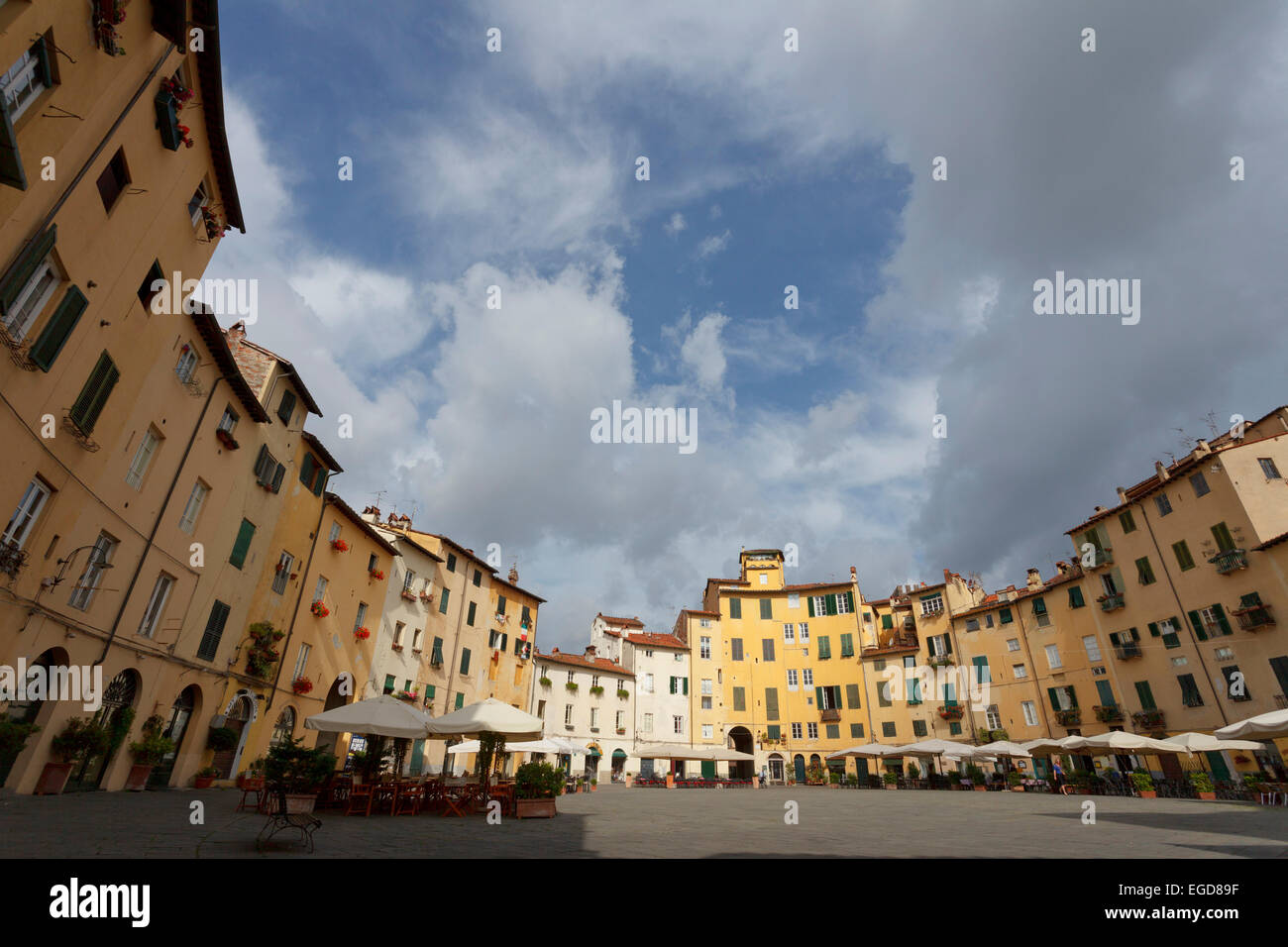 Piazza dell Anfiteatro square with restaurants in the historic centre of Lucca, UNESCO World Heritage Site, Tuscany, Italy, Europe Stock Photo
