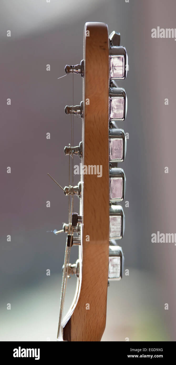 side view of the head and tuning keys of an electric guitar Stock Photo
