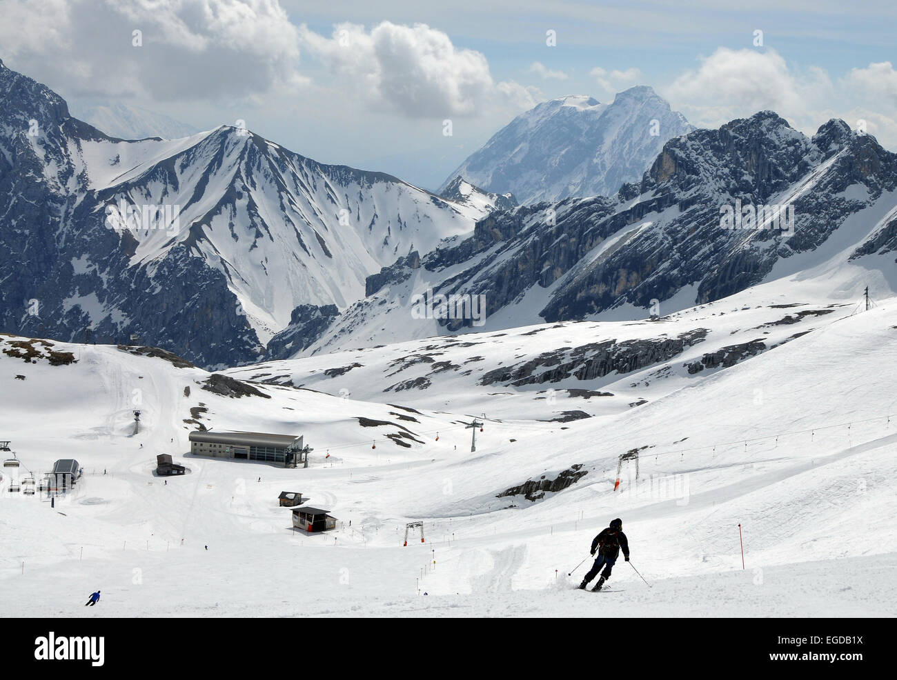 Skiing under the Zugspitze mountain, Garmisch-Partenkirchen, Bavaria, Germany Stock Photo