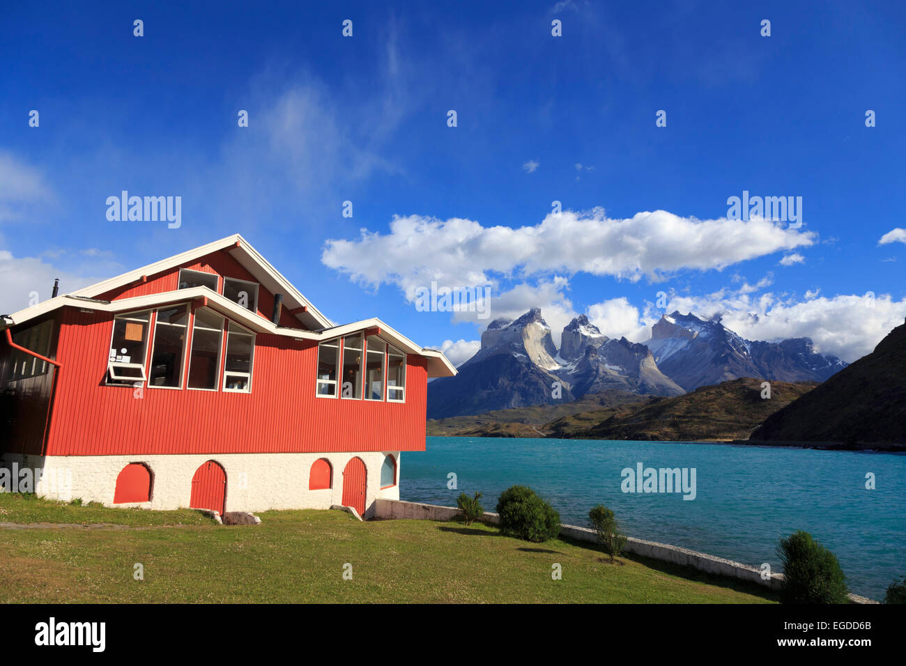 Chile, Patagonia, Torres del Paine National Park (UNESCO Site), Cuernos del Paine peaks and Hosteria Pehoe Historic Hotel Stock Photo