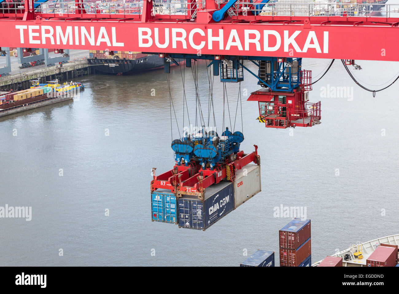 Tandem container crane loading unloading hi-res stock photography and ...