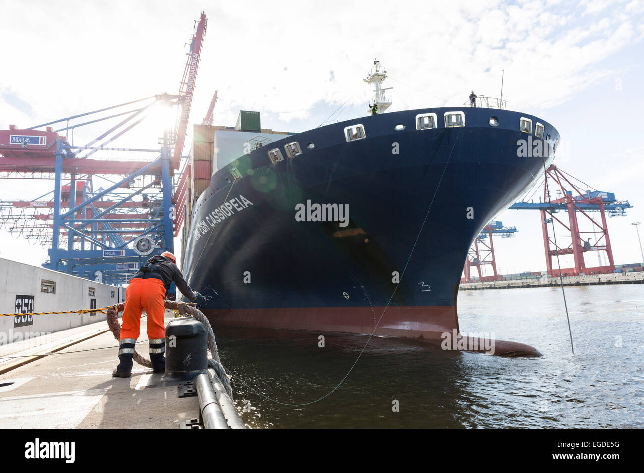 Worker fixed the mooring line of CMA CGM Cassiopeia in Hamburg, Burchardkai, Hamburg, Germany Stock Photo