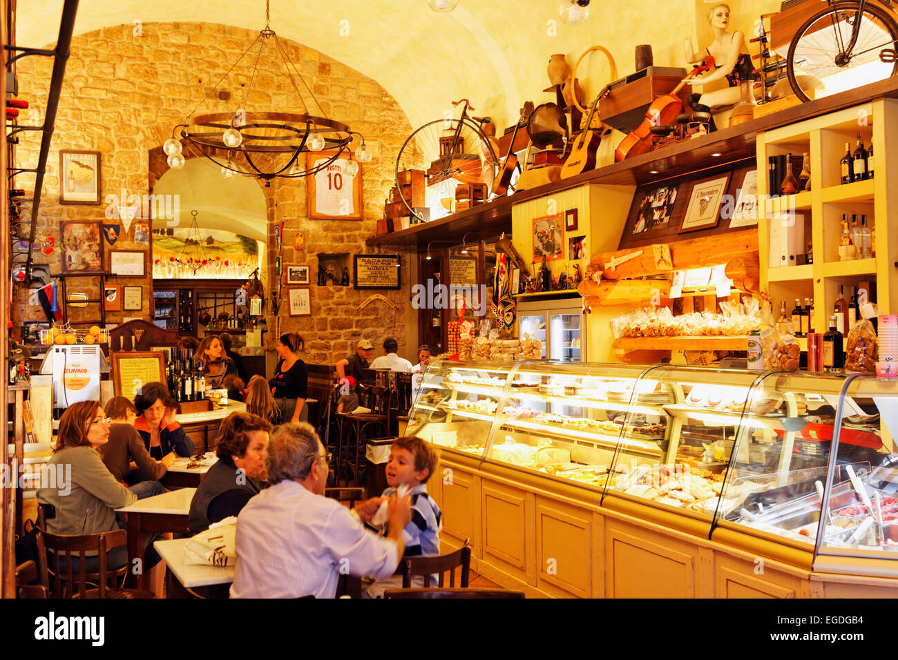 Ice-cream parlour and wine bar L'Incontro, Via G. Matteotti, Volterra, Tuscany, Italy Stock Photo