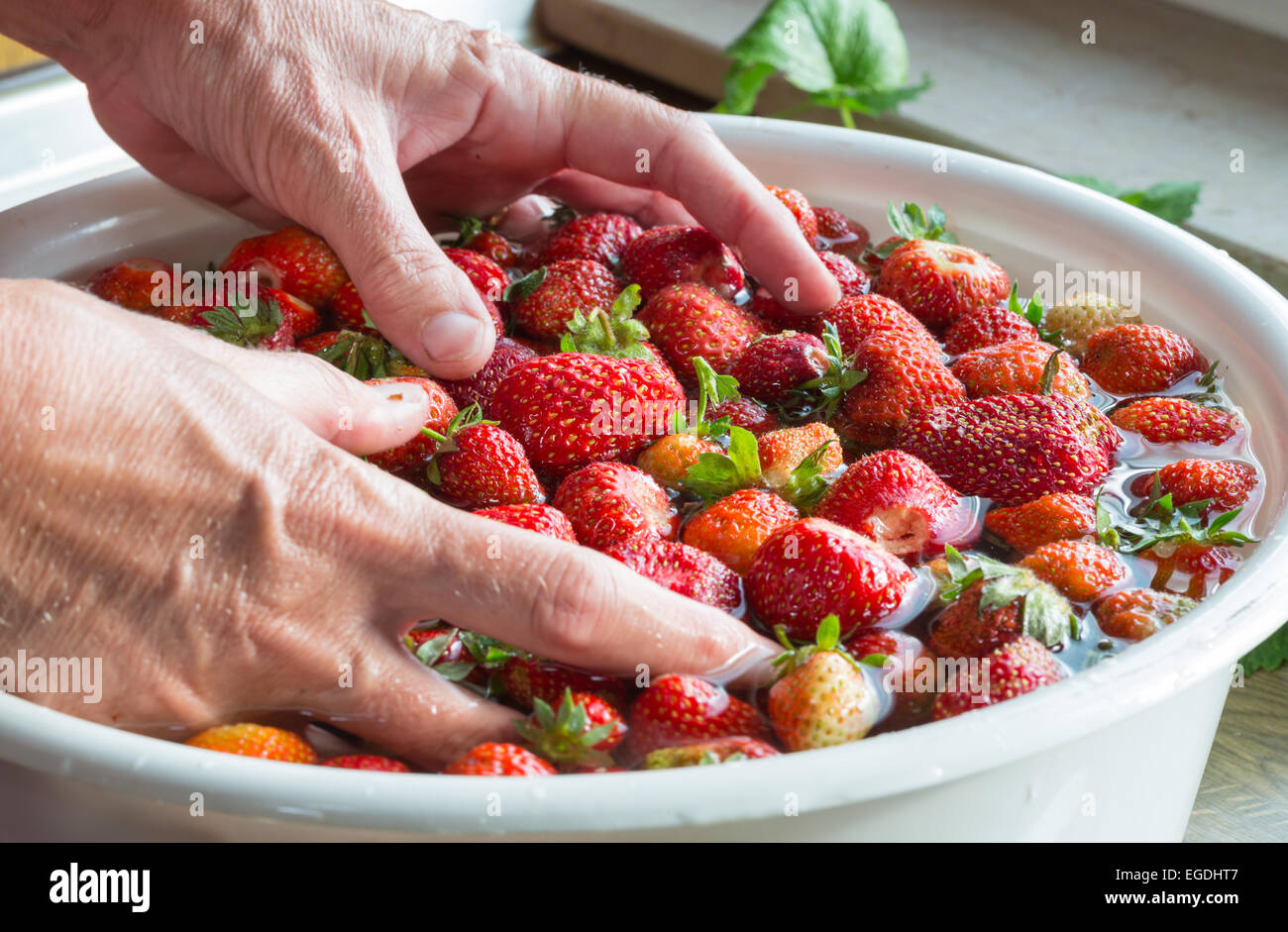 моют ли клубнику. перемолотая клубника в блендере. чем полезна клубника свежая. мытье клубники. моют ли клубнику.
