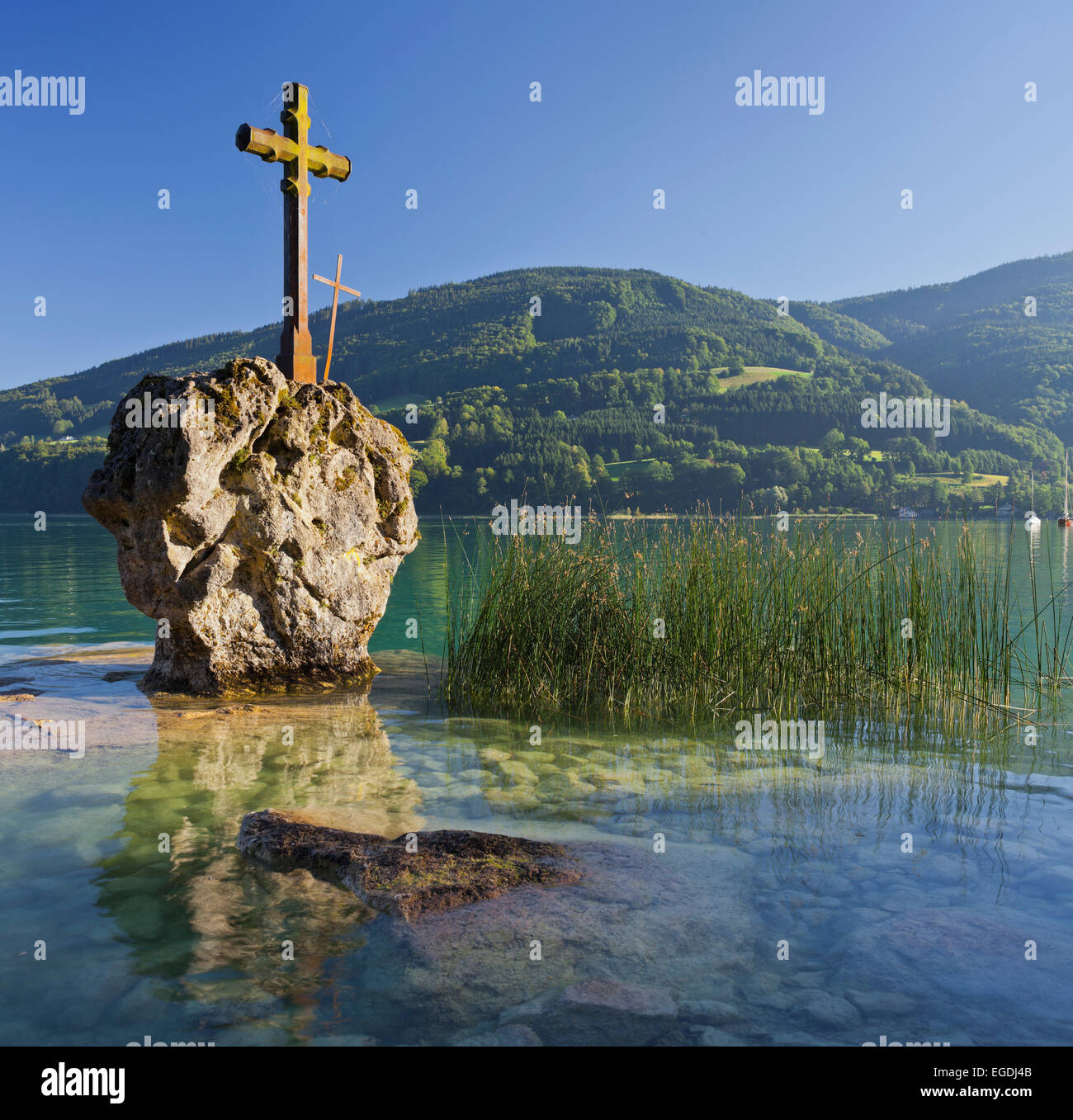 Cross on a rock, Lake Mondsee with Hoeblingkogel, Salzkammergut, Salzburg Land, Austria Stock Photo