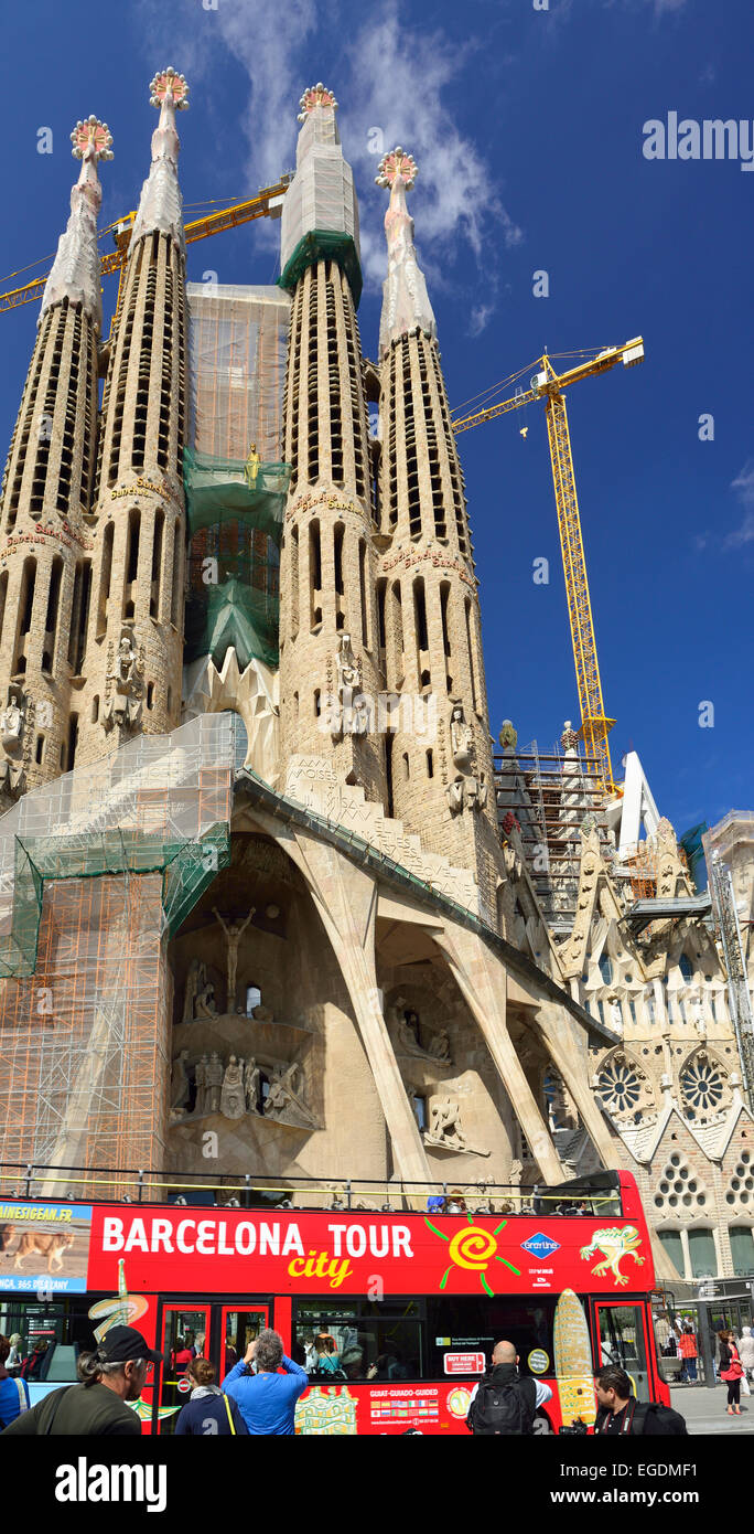 Sightseeing bus in front of La Sagrada Familia, Basilica and Expiatory Church of the Holy Family, architect Antoni Gaudi, UNESCO World Heritage Site, Catalan modernista architecture, Art Nouveau, Eixample, Barcelona, Catalonia, Spain Stock Photo