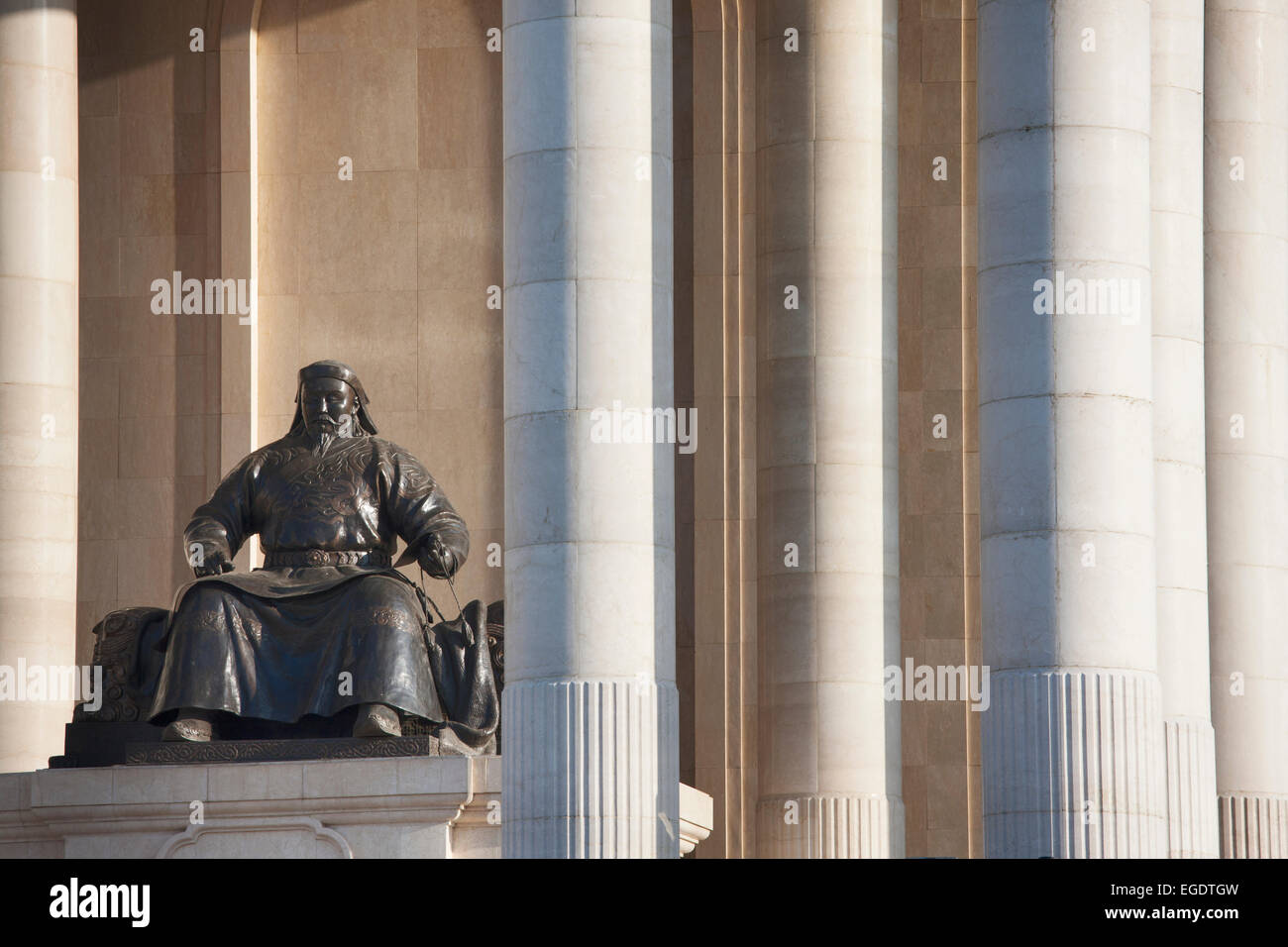 Kublai Khan Statue and colonnades of Parliament House, Sukhbaatar Square, Ulaanbaatar, Mongolia Stock Photo