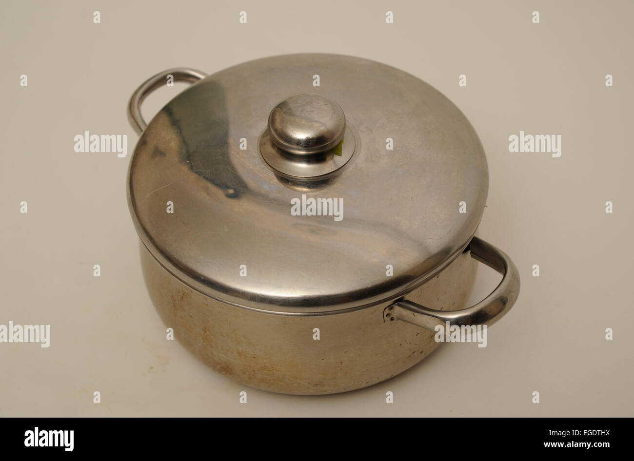 https://c8.alamy.com/comp/EGDTHX/stainless-steel-cooking-pot-EGDTHX.jpg