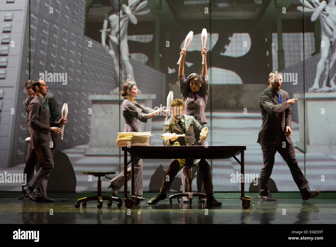 Juggling from the entire company. Photocall for Cirque Eloize's show