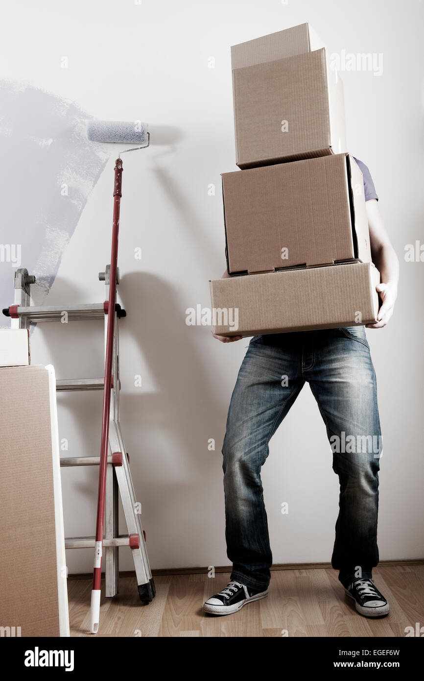 30 years male packing up boxes hi-res stock photography and images - Alamy