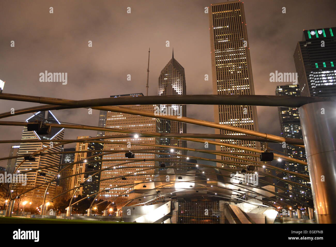 Chicago millennium park night summer hi-res stock photography and ...