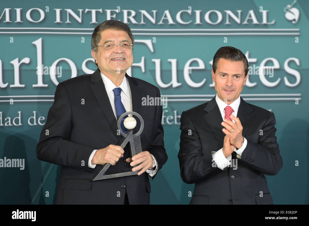 Mexico City. 23rd Feb, 2015. Image provided by Mexico's Presidency shows Mexican President Enrique Pena Nieto (R) and Nicaragua's writer Sergio Ramirez attending the awarding ceremony of the Carlos Fuentes International Award for Literary Creation in Spanish Language at the National Museum of Antropology and History in Mexico City Feb. 23, 2015. © Mexico's Presidency/Xinhua/Alamy Live News Stock Photo
