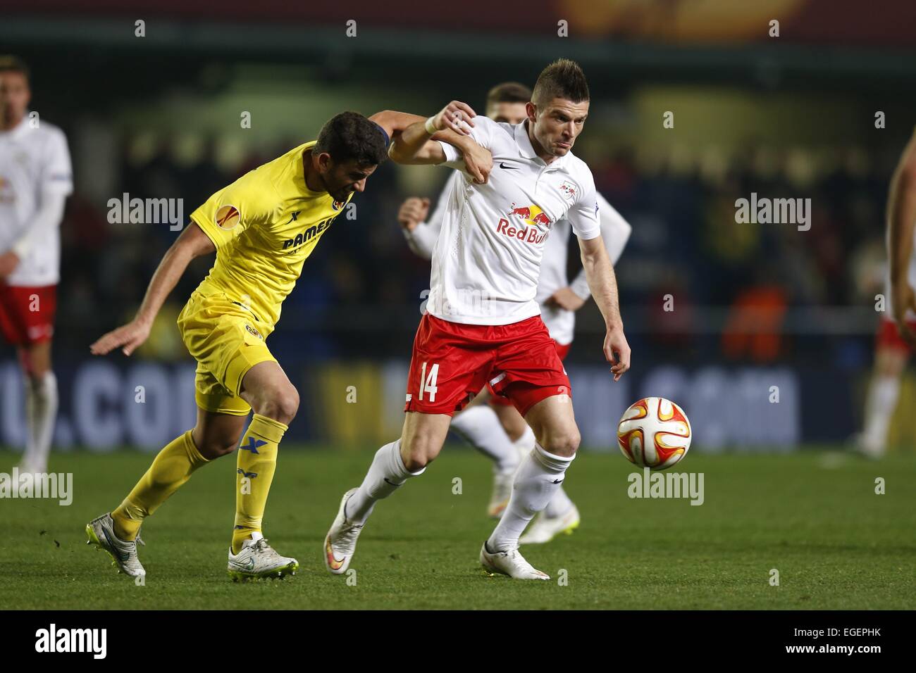 Villarreal, Spain. 19th Feb, 2015. (L-R) Mateo musacchio (Villarreal), Valon Berisha (Salzburg) Football/Soccer : UEFA Europa League Round of 32 First leg match between Villarreal CF 2-1 FC Salzburg at the El Madrigal Stadium in Villarreal, Spain . © Mutsu Kawamori/AFLO/Alamy Live News Stock Photo