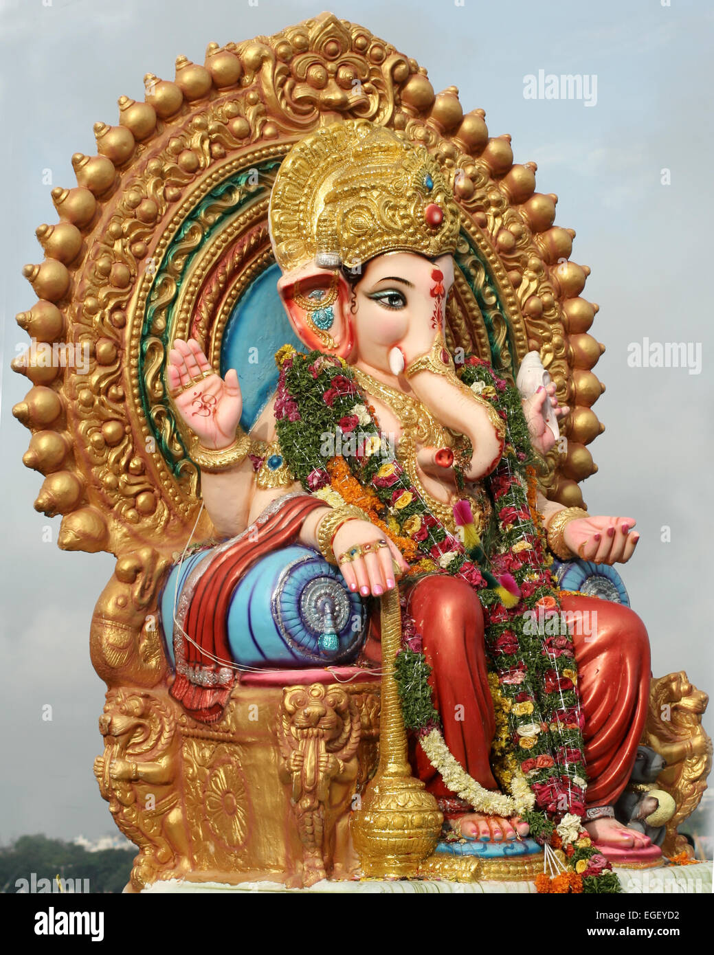 Hindus transport Ganesha idols for immersion in water bodies on ...