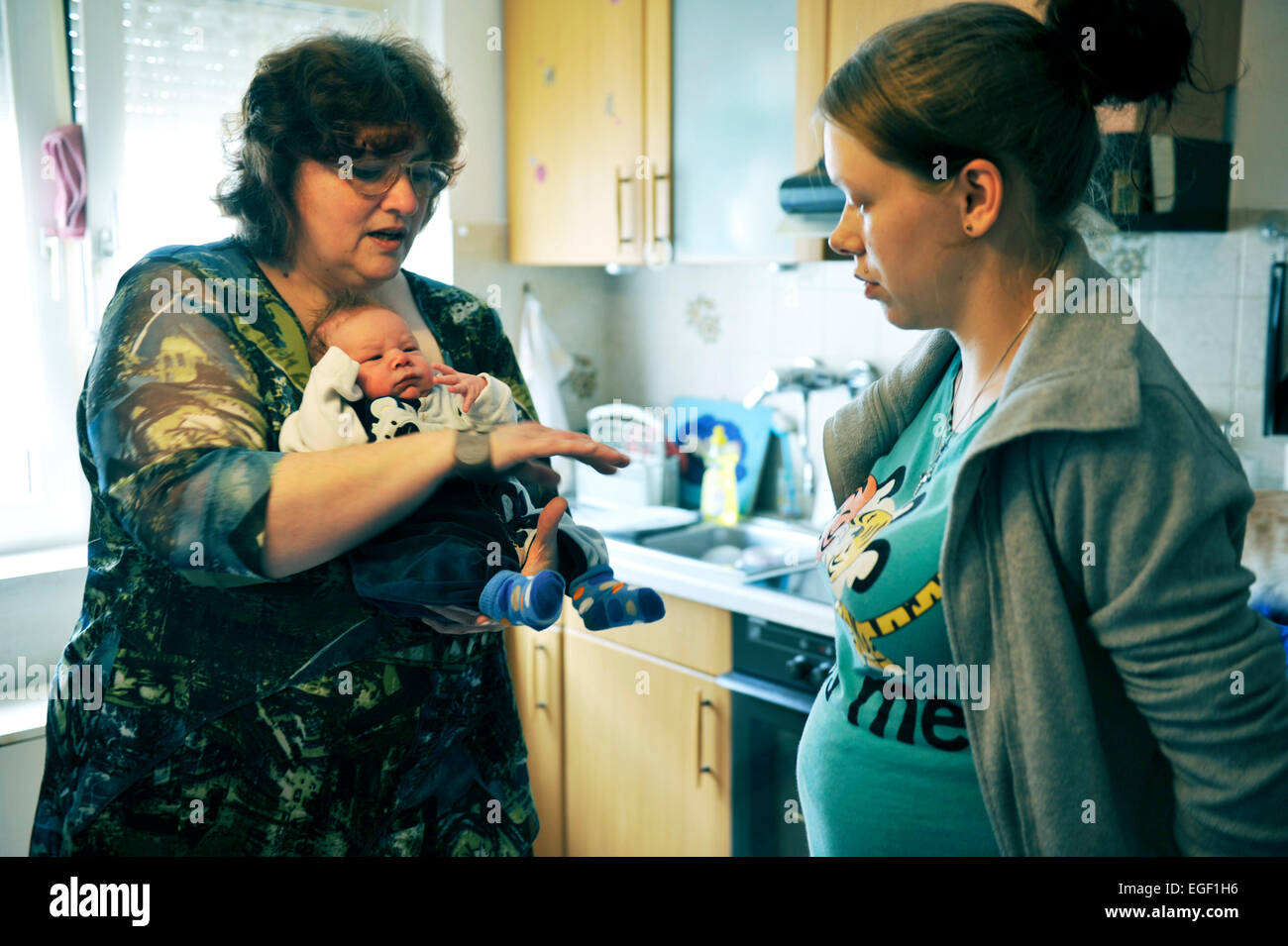 https://c8.alamy.com/comp/EGF1H6/the-home-visit-midwife-wins-for-prevention-and-care-for-the-birth-EGF1H6.jpg