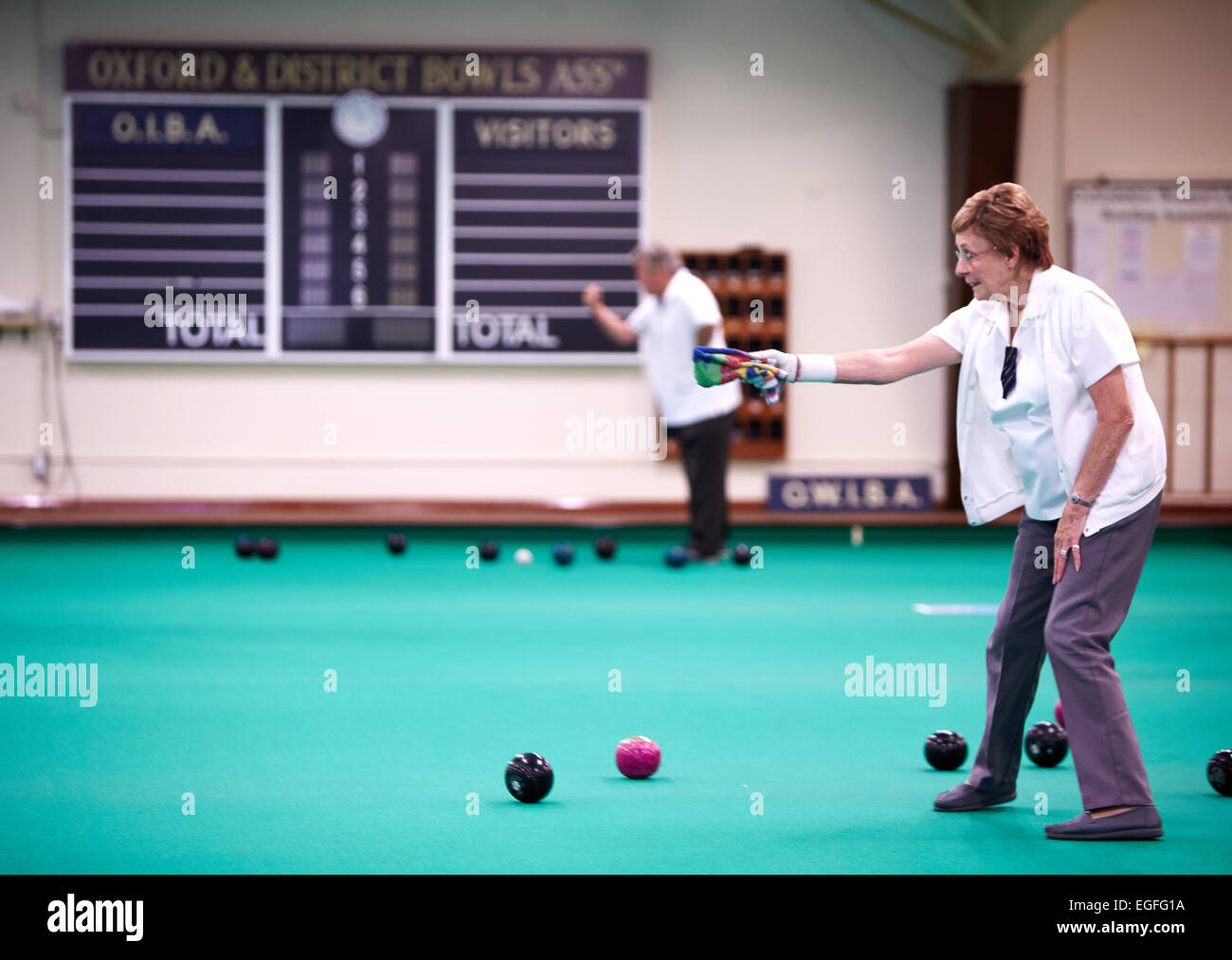 Members of the Oxford & District Indoor Bowls Club playing Stock Photo