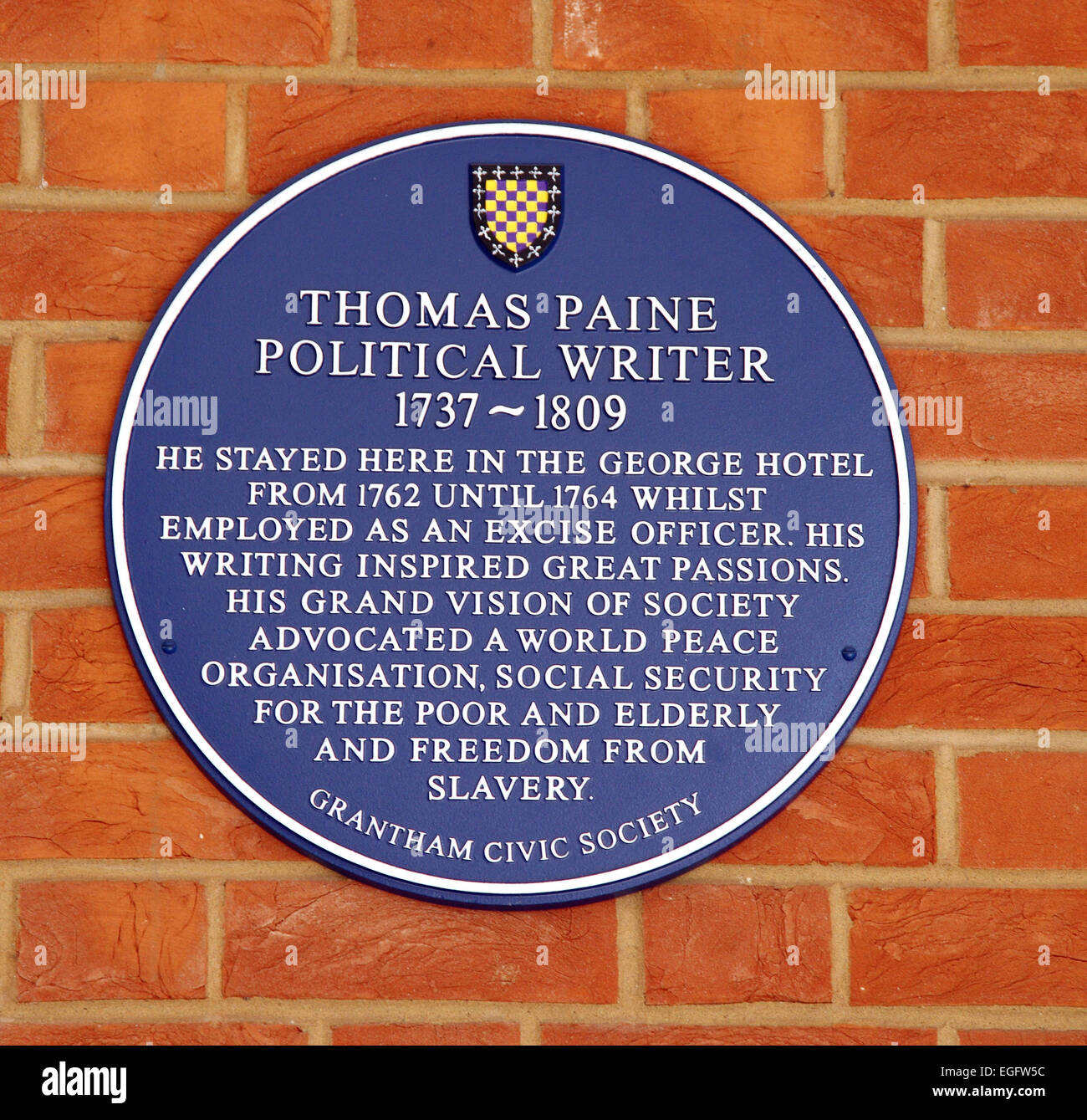 Blue plaque  to Political writer Thomas Paine in the George Shopping centre, Grantham, once the George Hotel Stock Photo