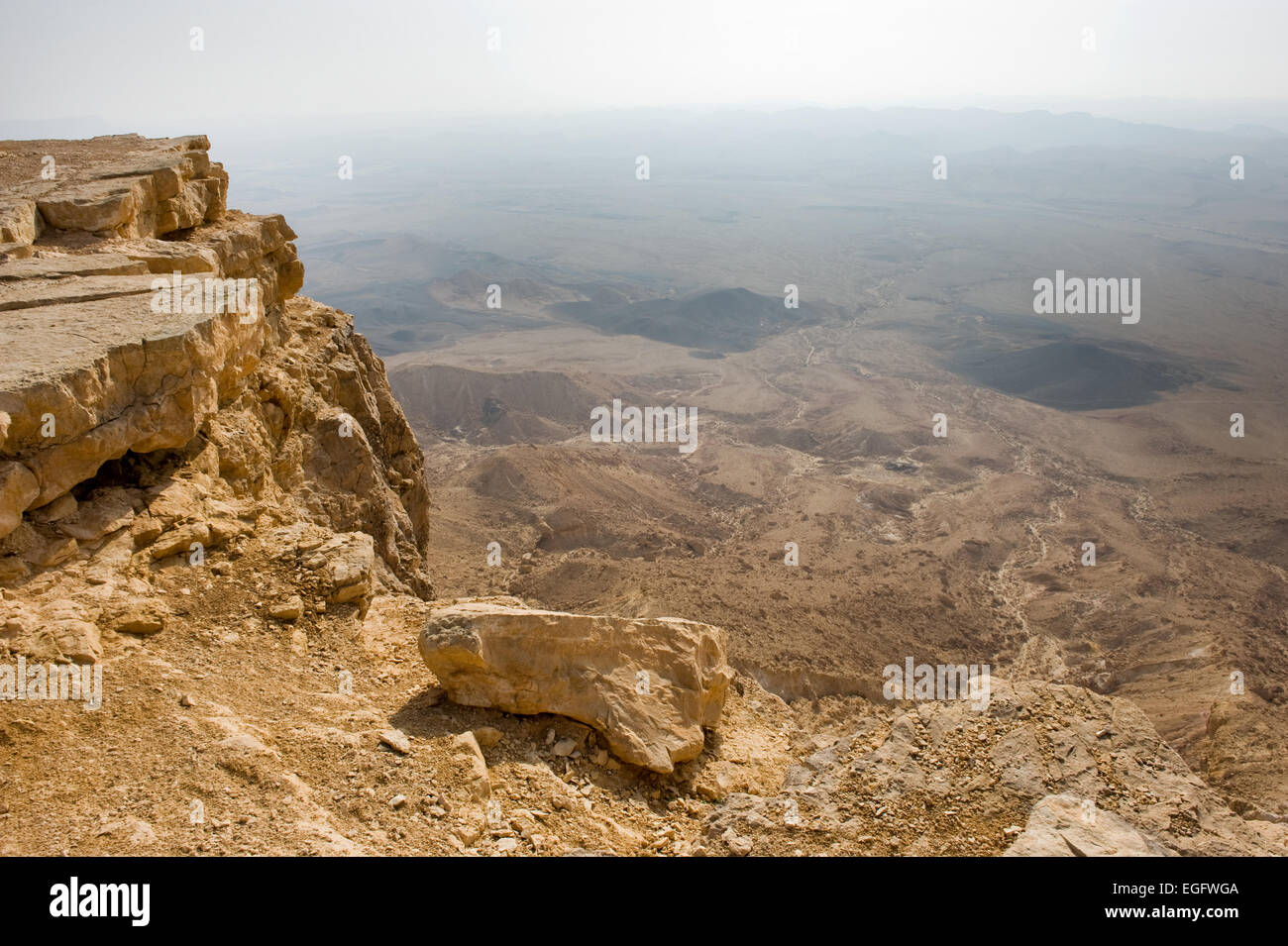 View from the edge into the Makhtesh ramon crater in the negev desert Stock Photo