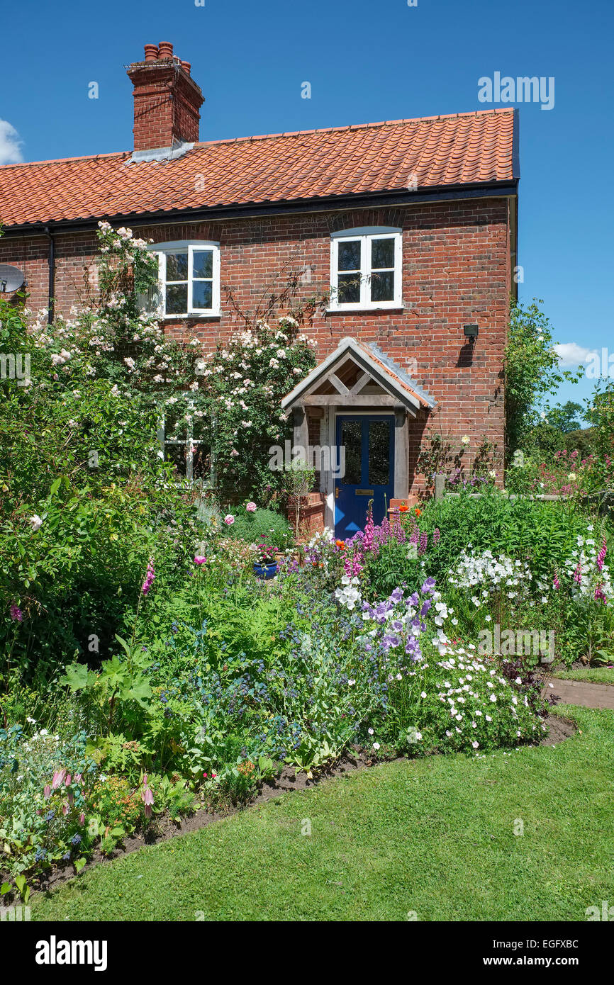 English cottage garden lawn hi-res stock photography and images - Alamy