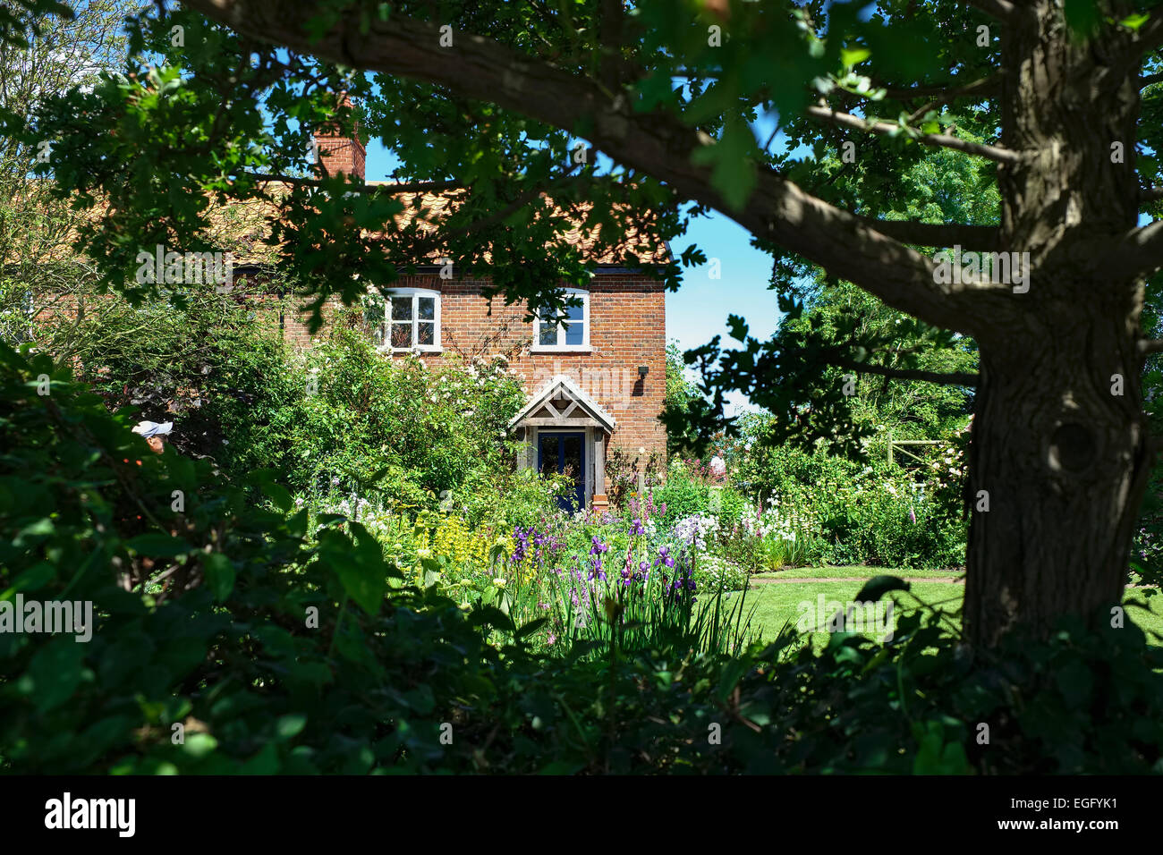 English cottage garden lawn hi-res stock photography and images - Alamy